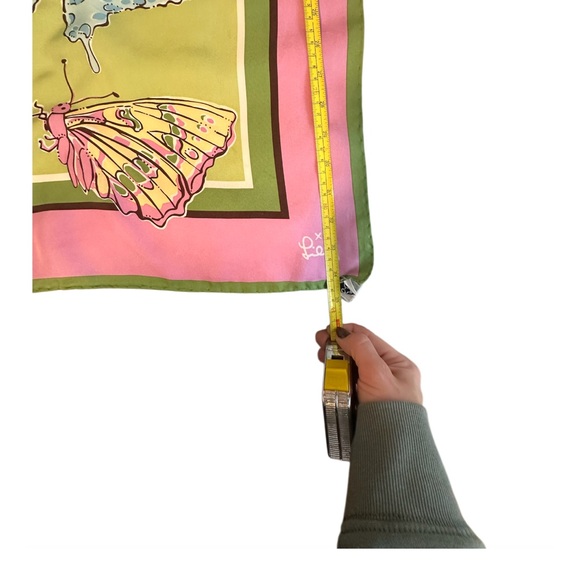 Lilly Pulitzer scarf with a butterfly print. - Picture 2 of 9